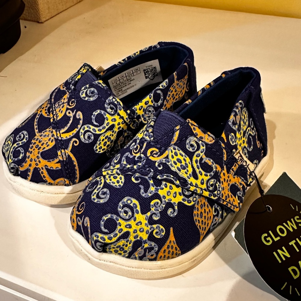 TOMS Tiny Classic Blue Octoglow Glow in Dark Canvas Size T4